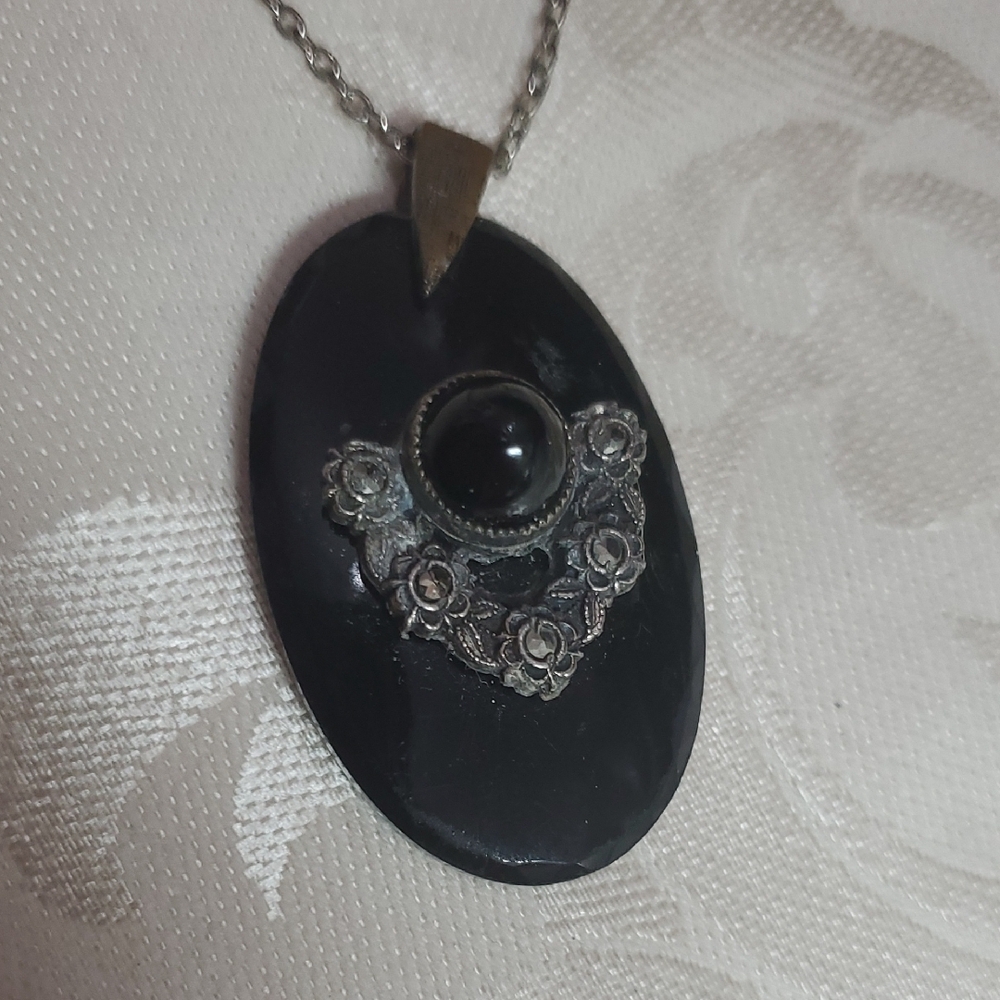Elegant Black and Silver Pendant Necklace DZ